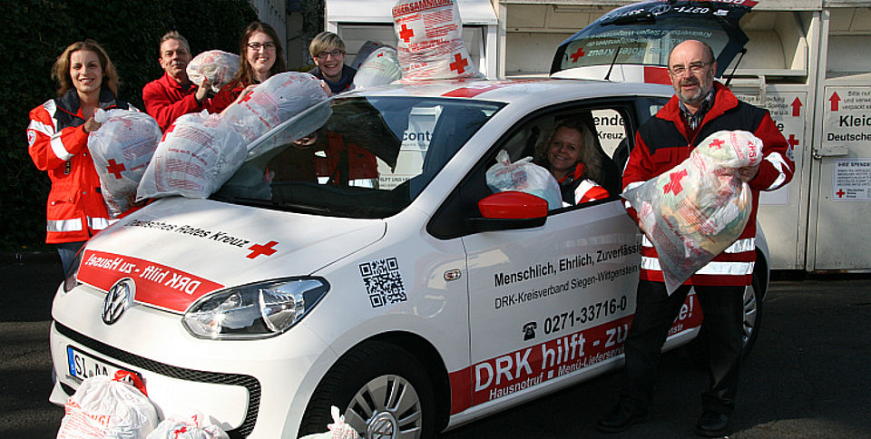 (v.l.nr.) Kreisrotkreuzleiterin Daniela Wißmann, DRK-Mitarbeiter Udo Sieker , Kreisjugendrotkreuzleiterin Melanie Graf, DRK-Mitarbeiterinnen Nadine Holdinghausen und Sigrun Köster sowie  Einsatz- und Abteilungsleiter Bernd Günther bitten stellvertretend für die rund 1500 ehrenamtlich aktiven DRKler um möglichst viele Kleiderspenden, damit durch den Verkauf die DRK-Arbeit finanziert werden kann.