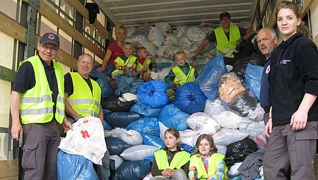 DRK-Helferinnen und Helfer aus dem DRK-Ortsverein Irmgarteichen freuen sich über die vielzähliegen Kleiderspenden.