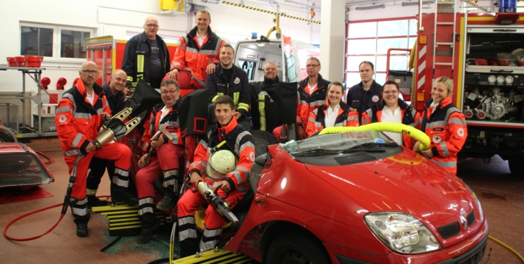 DRK Rettungsdienstpersonal der Rettungswache Burbach-Wahlbach sowie die ehrenamtlichen Rettungssanitäter der Feuerwehr Würgendorf übten gemeinsam die Patientenrettung aus einem Fahrzeug.